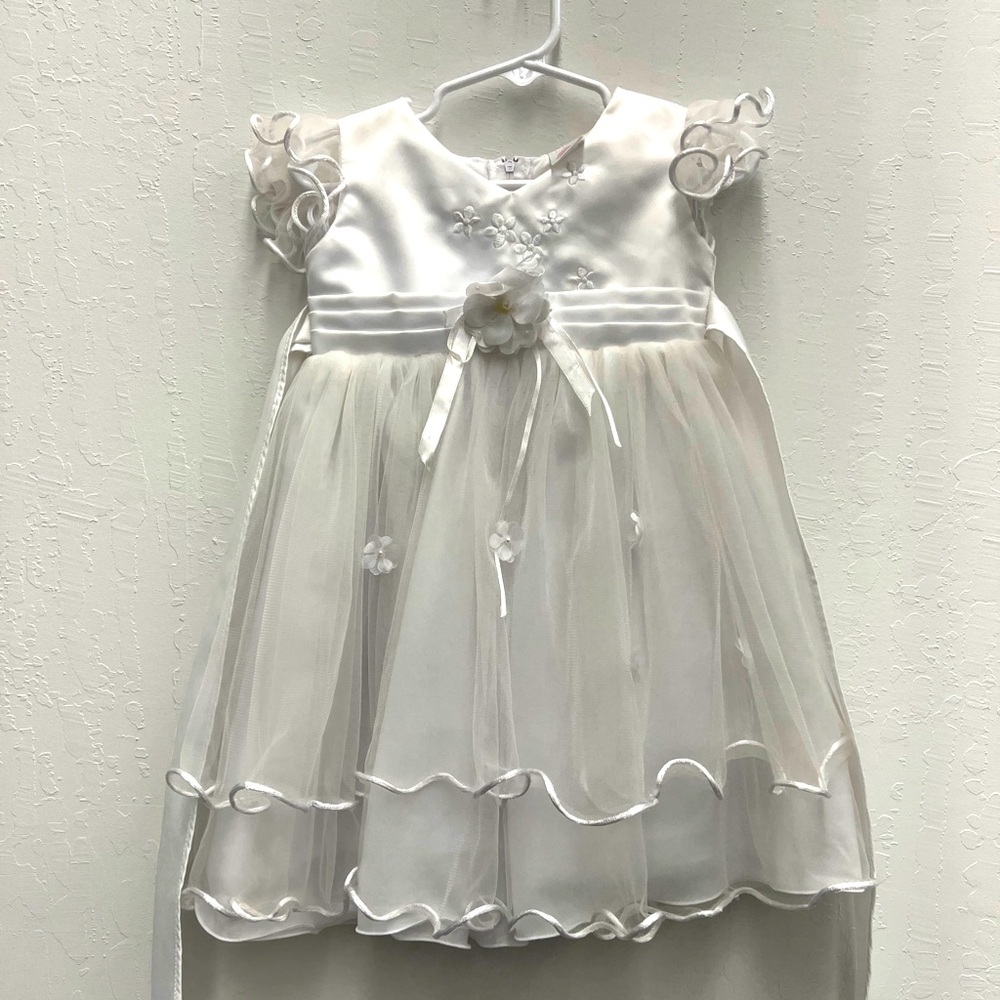 Adorablee white dress perfect for special occasion
size L, fits 12-18 month old